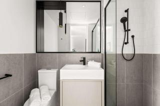 Modern 2BR Apt w Parking Near Melbourne Central - 5