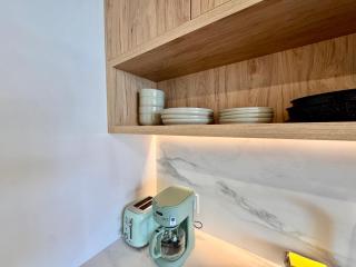 Escape to Chic Apartment in the Heart of Miami - 6