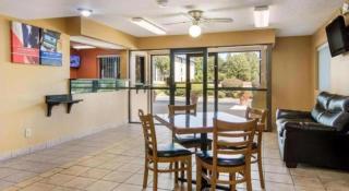 Rodeway Inn & Suites - 8