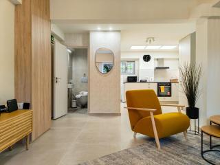 Vibrant Flat in Voula Center - 5