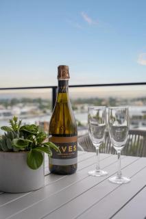 Luxury Riverfront 2BR Surfers Paradise - 3