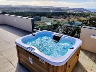 Southridge PH with jacuzzi, TOP views by Homely - 6