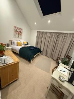 Stylish Studio Near Bath, Free Parking and Patio - 5