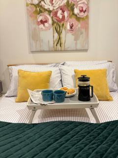 Stylish Studio Near Bath, Free Parking and Patio - 3