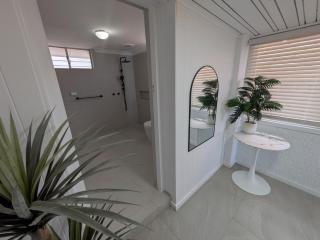 Ocean-View Suite Steps from Back Beach and CBD - 4