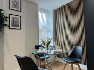 Stylish 2 Bedroom Coastal Apartment near Crosby Beach & Liverpool - 5