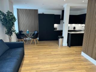 Stylish 2 Bedroom Coastal Apartment near Crosby Beach & Liverpool - 3