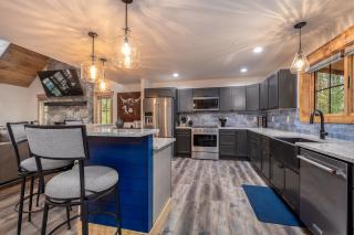 Willowcrest Brand NEW, Lake Access, Dock Slip, Dog Friendly, Hot Tub - 5