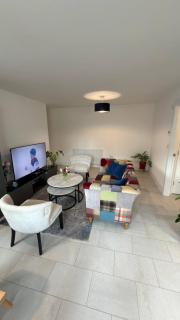 Cozy and Bright Room in a Friendly 2 Bedroom Home - 0