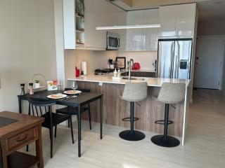 Sunnyside C-train, King Bed, and a Touch of Flair! - 3