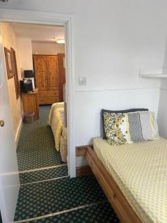 Hylands Hotel Family Suite with Double & Twin Rooms Ideal for Families with Children & Free Parking - 5