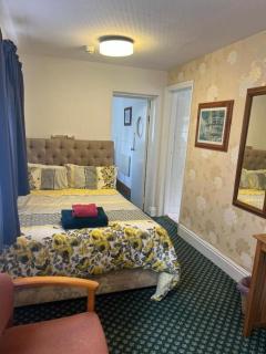 Hylands Hotel Family Suite with Double & Twin Rooms Ideal for Families with Children & Free Parking - 8