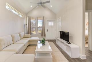 Modern 3BR Home Parking Sleeps 6 - 6