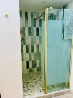 Amazing Large House, Lovely Newly Fitted Kitchen, Sleeps 8 , Nice Views and Garden, Plus a Beach Hut that is Located on Lyme Regis Beach - 7