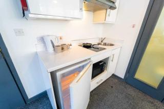 Charming studios right by UOB and QE - 5