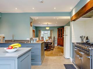 4 Bed in Winfrith Newburgh DC190 - 2