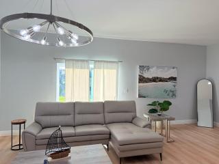 Bright And Spacious 4-2 Home Near Beaches & Dining - 0