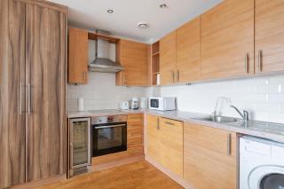 Modern 2BR Apartment in West London Car Garage - 7