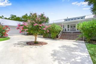 Happiness Ranch - Oak Tree House - 4