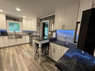 Super Comfy 3 BR Home Sleeps 8 - 1