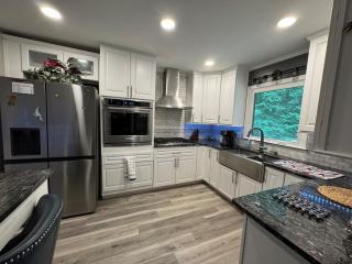 Super Comfy 3 BR Home Sleeps 8 - 9