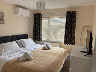 Air Conditioned 3-Bed Home with Garden & Parking - 6