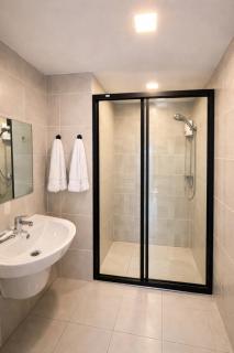 Modern Apartment with Gym & Pool - 6