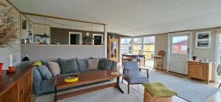 Cozy Yellow Holiday Home With Sea View - 7