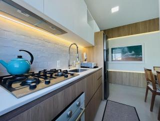 Residencial Cayman - Apartamento espaçoso a apenas 3 minutos da Praia de Palmas, com ar-condicionado em todos os cômodos e sacada com vista para a rua. - 1