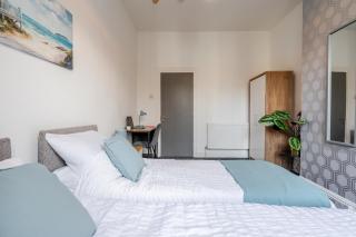 Spacious 5 Bed Contractor and Family Apartment - 3