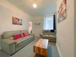Home near Cardiff city centre 3 bed house, parking - 2