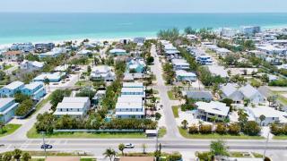 Holmes Beach - Pool - Minutes to Beach - Sleeps 8 - 5