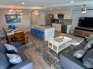 Sleeps 6 - Heated Pool & Games - 6 Min to IMG - 2