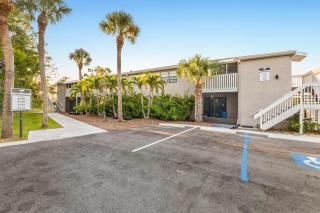 Sleeps 6 - Heated Pool & Games - 6 Min to IMG - 5