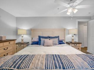 Riverwalk Retreat Waterfront Escape - 0