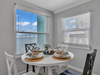 Riverwalk Retreat Waterfront 2BR Sleeps 7 - 8