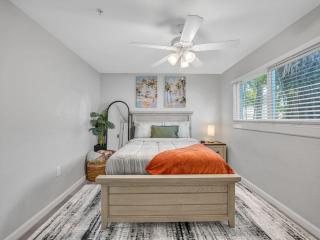 Riverwalk Retreat Waterfront 2BR Sleeps 7 - 4