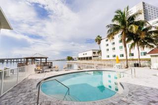 Riverwalk Retreat Waterfront 2BR Sleeps 7 - 3