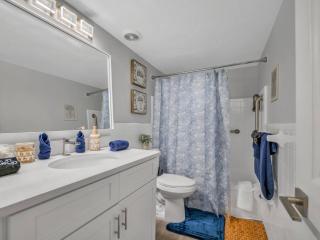 Riverwalk Retreat Waterfront 2BR Sleeps 7 - 1