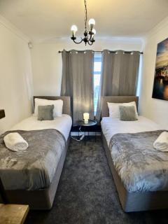 Brynston House, Work Stays Welcome, Free Parking - 4