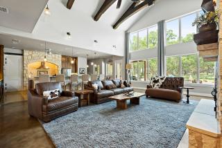 Big Red Chicken Estate - 4