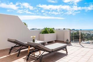 Luxury 2BR Penthouse - Rooftop, Pool, Sea Views - 9