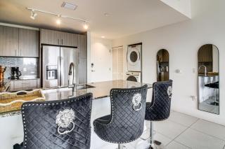 Steps to Dtwn Doral Park: Modern Group Retreat! - 4