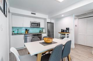 Luxe 2BR w Parking in Heart of South Beach - 5