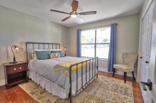 Pancho and Leftys - Place - 1