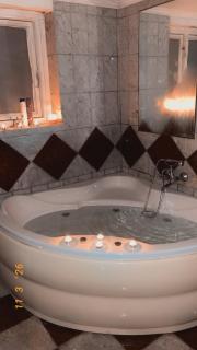 Private 2 bedroom family-friendly basement suite with Jacuzzi - 1