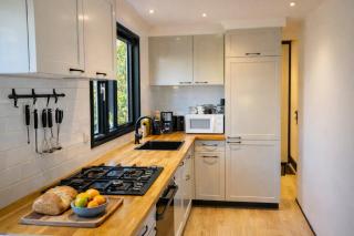 StayatSas Pippa, Luxe Boshuis met Grote Omheinde Tuin aan Vijver - 2