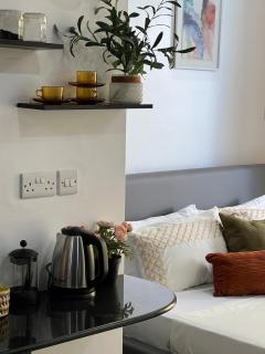 Trendy urban studio wt pool, gym, king bed and Perks! - 6