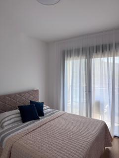 Moderan 80m2 apartman - 2 kupatila - terasa - blizu centra i plaze - 4