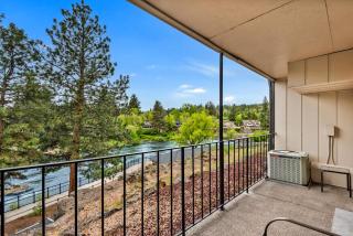Downtown Corner Studio with 270-degree Riverview - 4